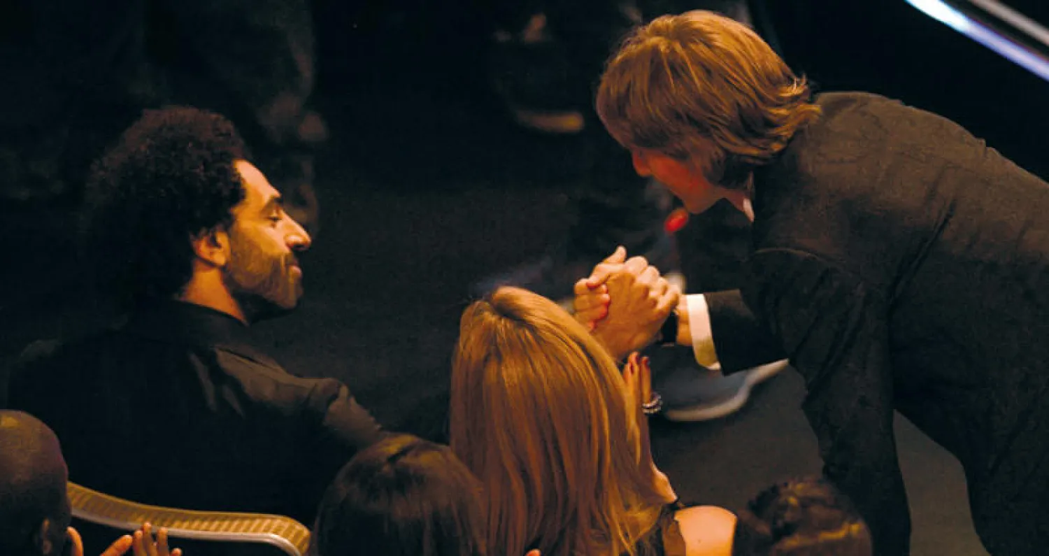 مودريتش يصافح صلاح بعد إعلان فوزه باللقب (إ.ب.أ)