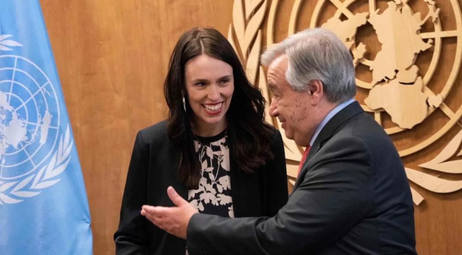 رئيسة وزراء نيوزيلندا جاسيندا أرديرن مع أمين عام الأمم المتحدة أنطونيو غوتيريش في نيويورك (أ.ف.ب)
