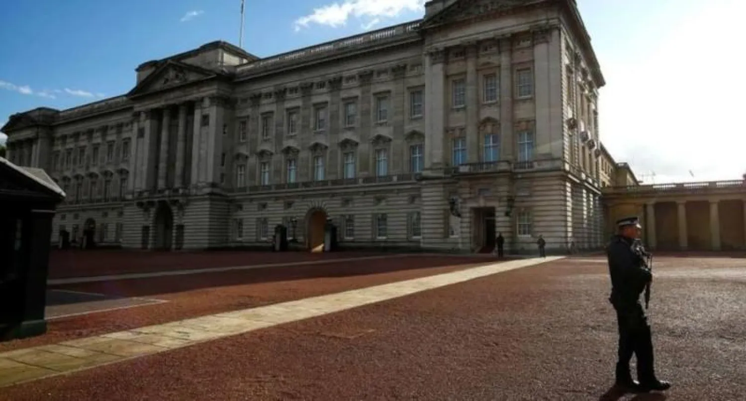 رجل شرطة أمام قصر باكنغهام في العاصمة البريطانية لندن (رويترز)