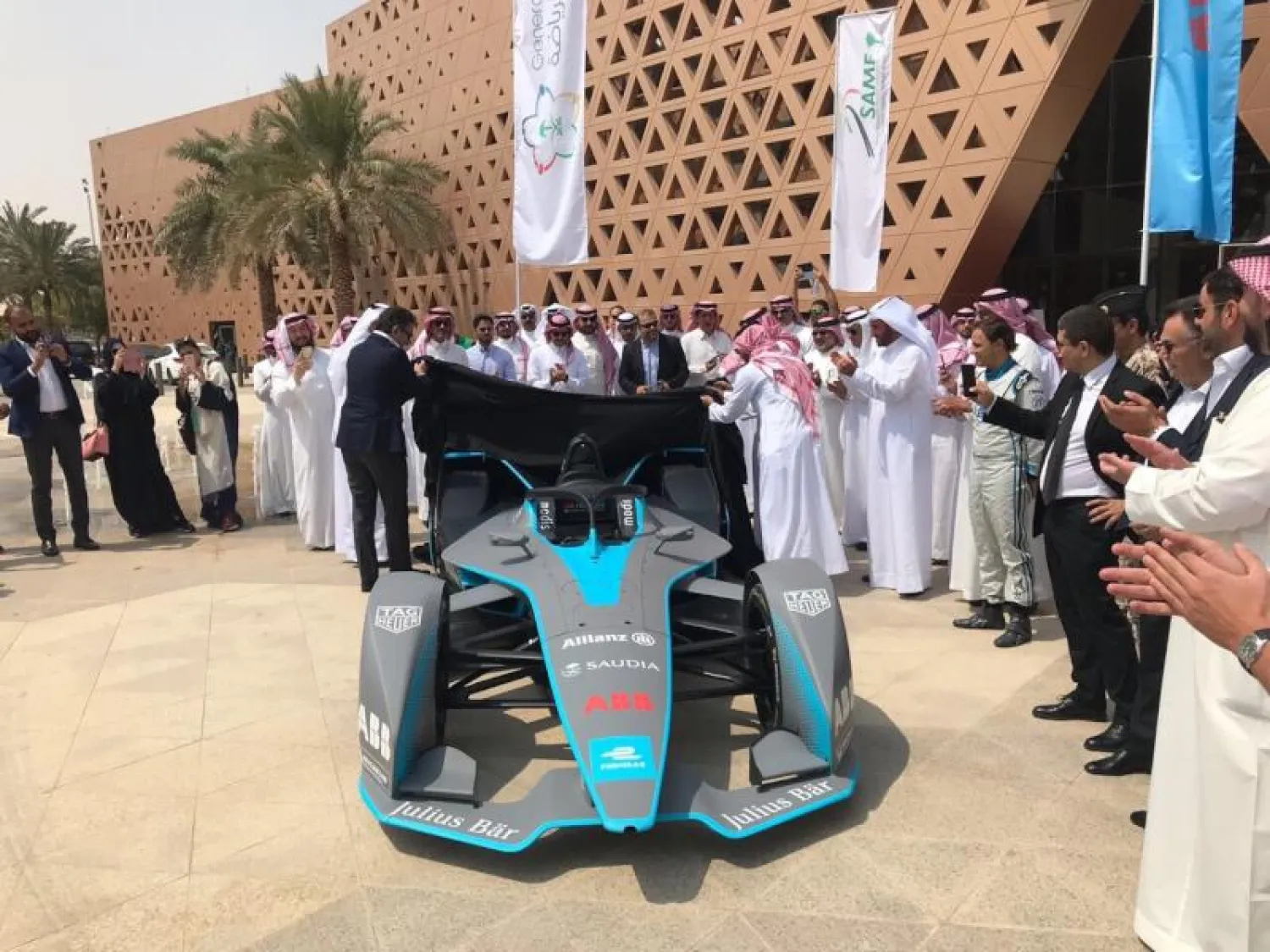 الأمير عبد العزيز بن تركي الفيصل نائب رئيس الهيئة العامة للرياضة خلال مراسم وضع حجر الأساس لسباق فورميلا إي الدرعية (الشرق الأوسط)