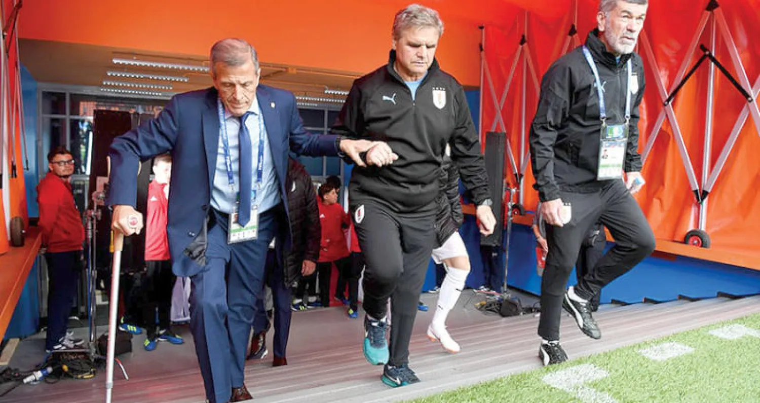 مدرب منتخب أوروغواي لا يستطيع السير دون مساعدة بسبب معاناته من «اختلال عصبي مزمن»