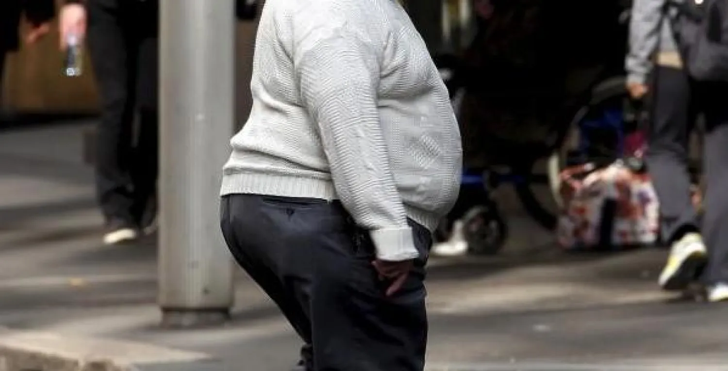 رجل يعاني من الوزن الزائد (رويترز)