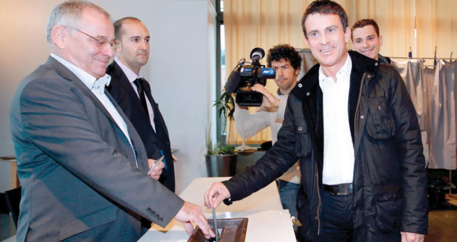 صورة أرشيفية لمانويل فالس (يمين) المولود في برشلونة تعود إلى العام 2012 عندما رشح نفسه للرئاسة الفرنسية عن الحزب الاشتراكي (أ.ف.ب)