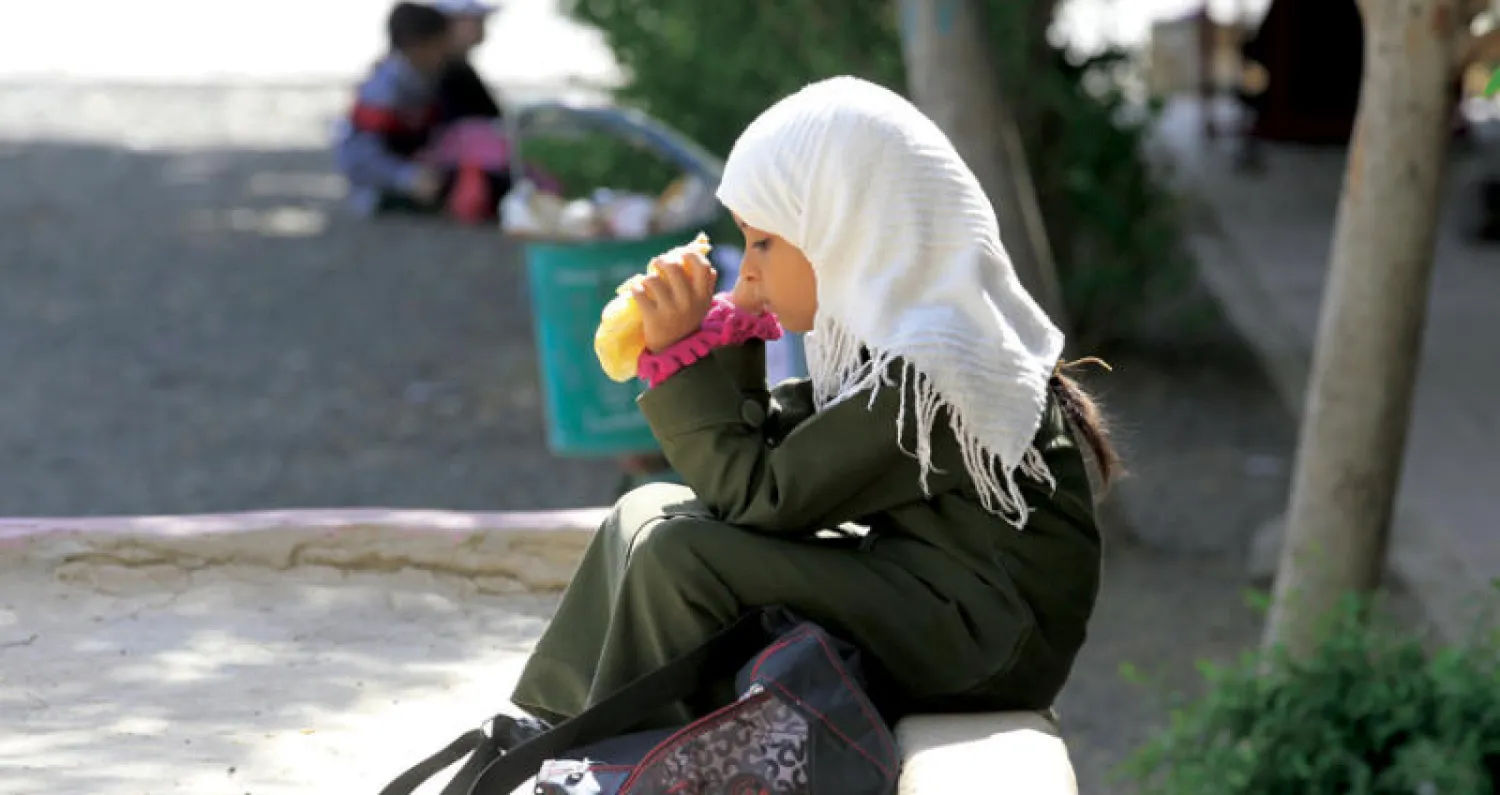 تلميذة يمنية في فناء مدرسة بصنعاء أمس (ا.ب.ا)