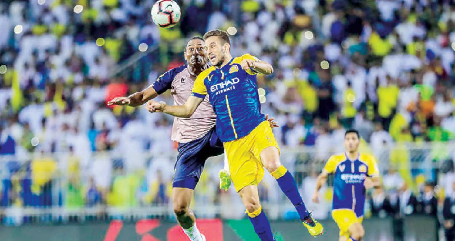 جانب من مواجهة فريقي الفتح والتعاون أول من أمس («الشرق الأوسط»)