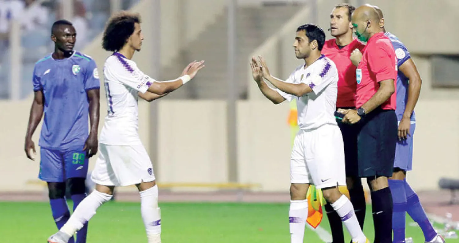 الشلهوب يتأهب للمشاركة بديلاً لعموري خلال مواجهة فريقه الهلال أمام الفتح  (تصوير: عيسى الدبيسي)