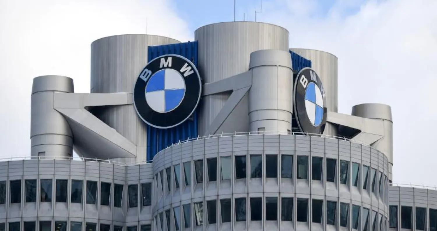 مقر أشهر شركات السيارات الألمانية «بي إم دبليو» في ميونيخ (أ.ف.ب)