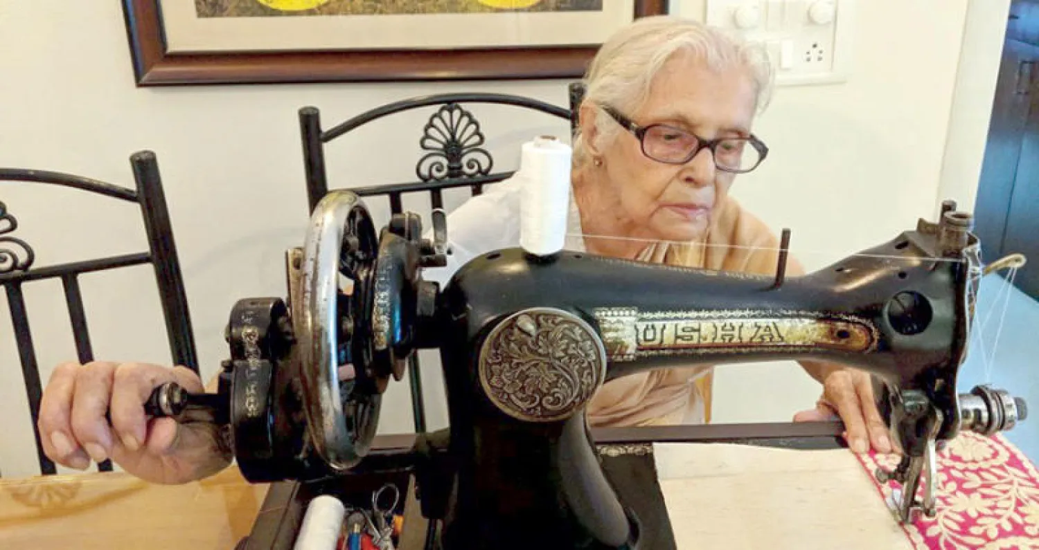 تستخدم لاتيكا القمصان الرجالي والساري النسائي غير المستعمل كمواد خام لصناعة الحقائب