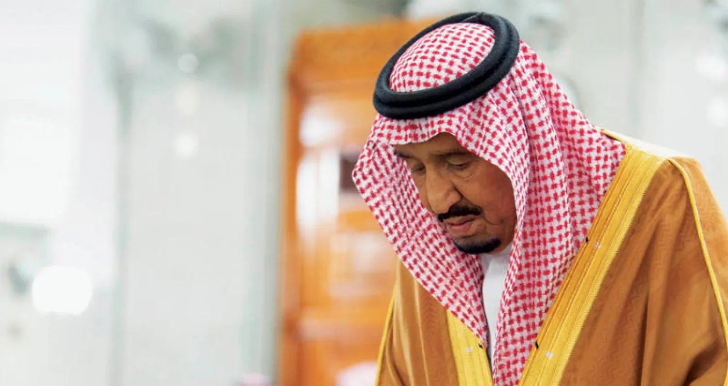 خادم الحرمين الشريفين يؤدي ركعتي السنة في مسجد قباء بالمدينة المنورة حيث وجّه بفتح المسجد على مدار اليوم أمام الزوار والمصلين (واس)