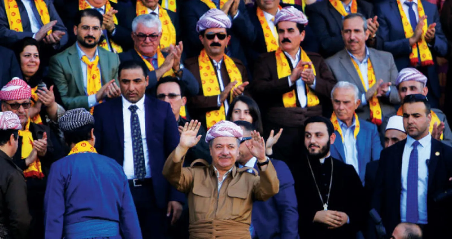 رئيس إقليم كردستان السابق مسعود بارزاني يلوح لمؤيديه في دهوك تحضيراً للانتخابات المحلية (رويترز)