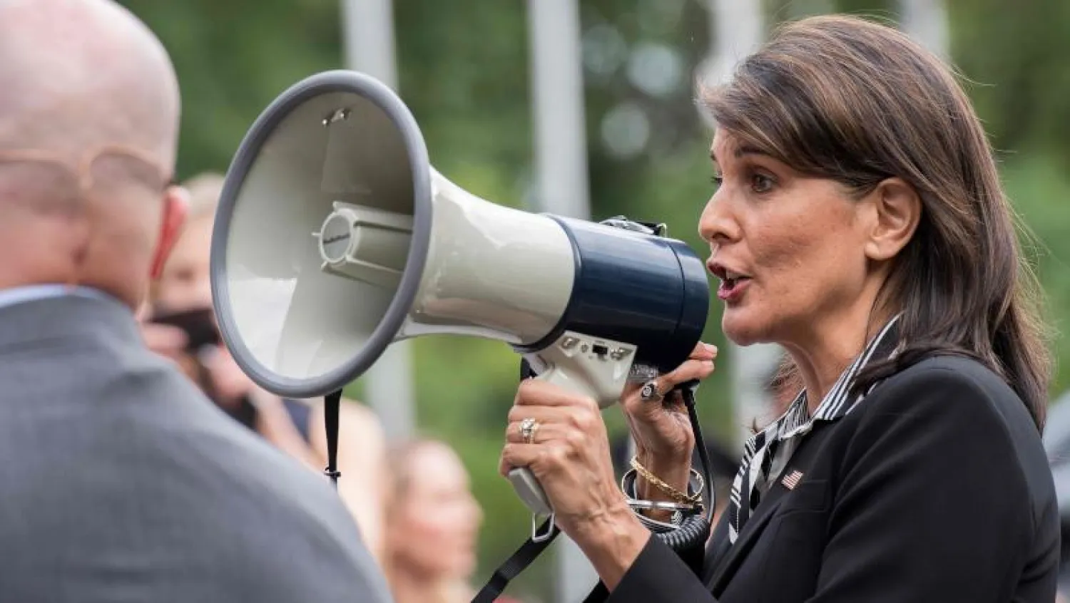 السفيرة الأميركية في الأمم المتحدة نيكي هايلي تتظاهر مع معارضي الرئيس الفنزويلي نيكولاس مادورو في نيويورك (أ.ف.ب)