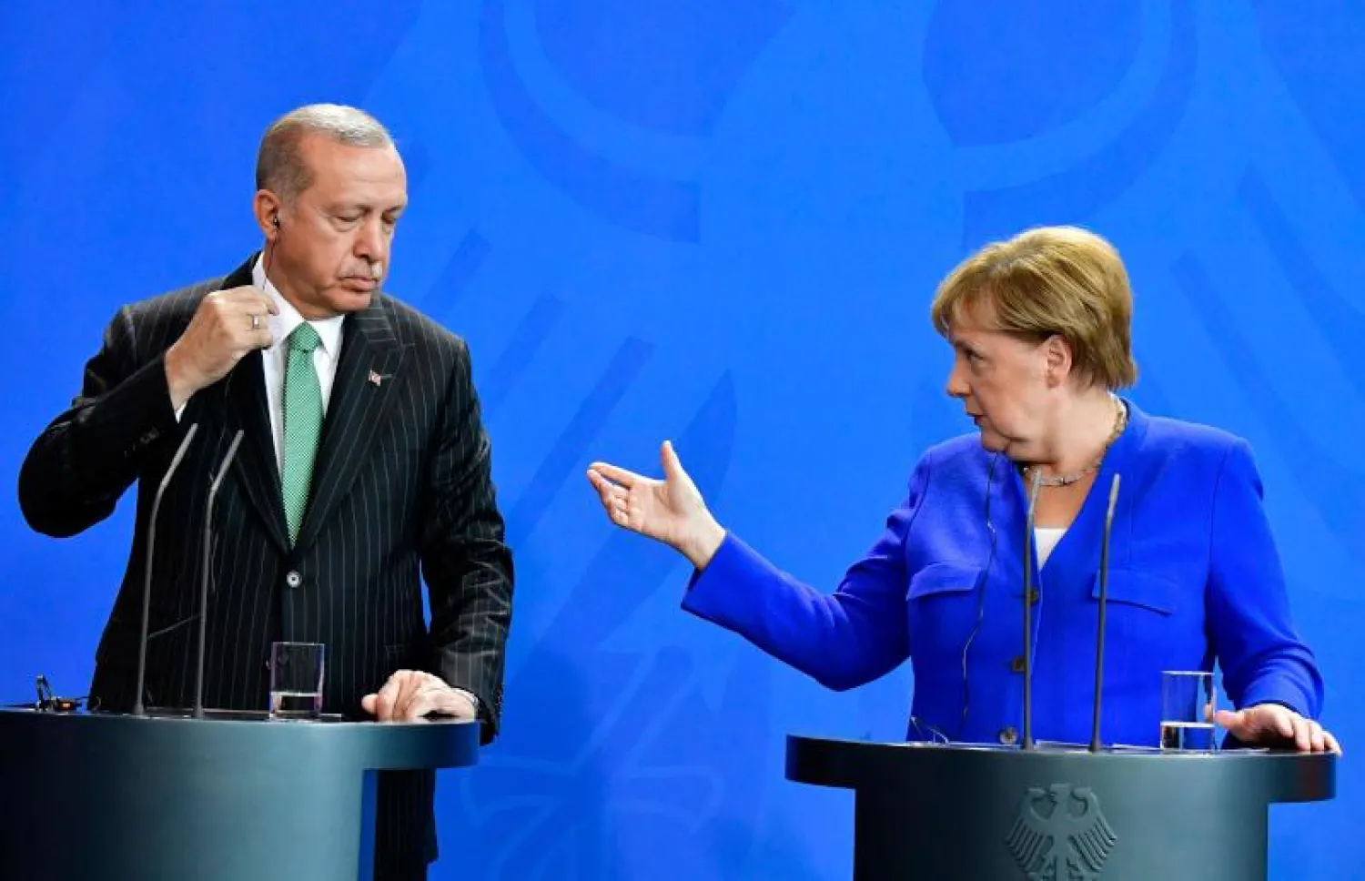المستشارة الالمانية أنجيلا ميركل والرئيس التركي رجب طيب إردوغان في مؤتمرهما الصحافي في برلين (أ. ف. ب)