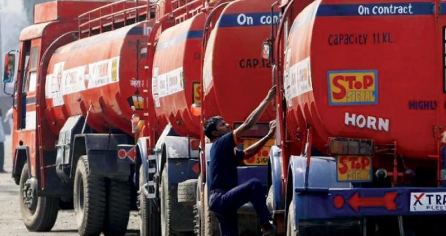 صورة أرشيفية لعربات شحن مواد بترولية في مومباي