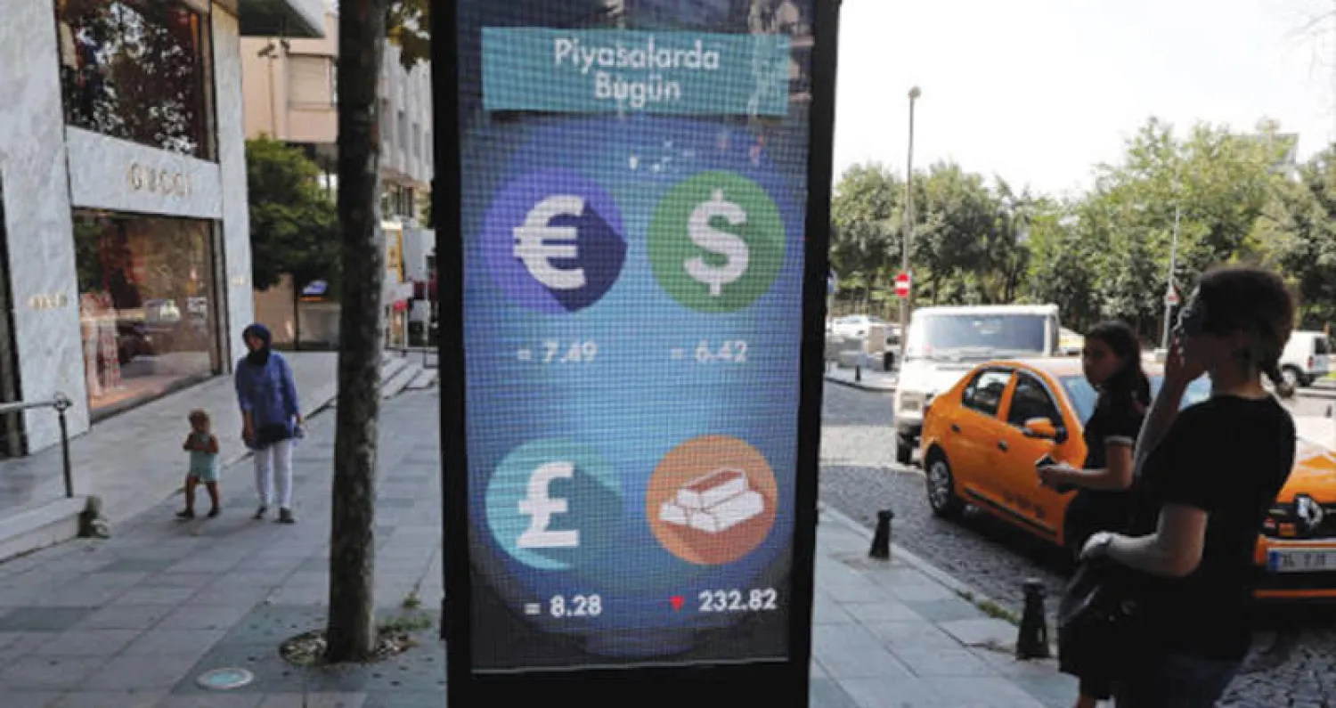 صورة أرشيفية لشاشة عرض أسعار عملات في إسطنبول