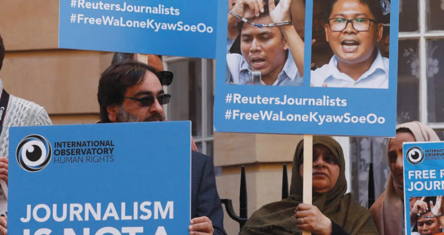 محتجون يطالبون في لندن بإطلاق سراح صحافيي «رويترز» المسجونين في ميانمار(أ.ف.ب)