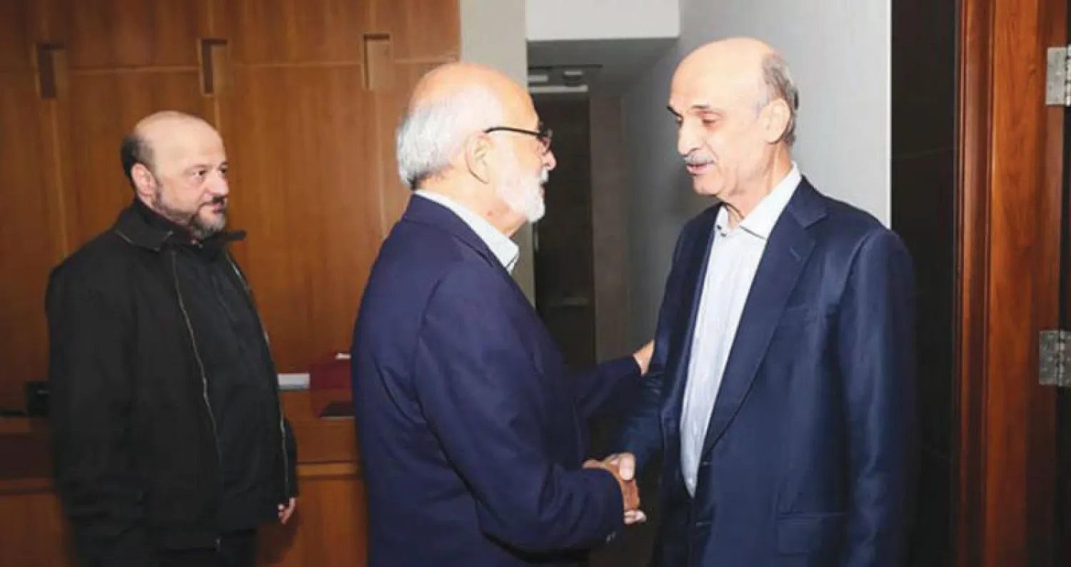 رئيس حزب «القوات اللبنانية» سمير جعجع خلال استقباله النائب أكرم شهيب بحضور وزير الإعلام في حكومة تصريف الأعمال ملحم الرياشي (موقع القوات)