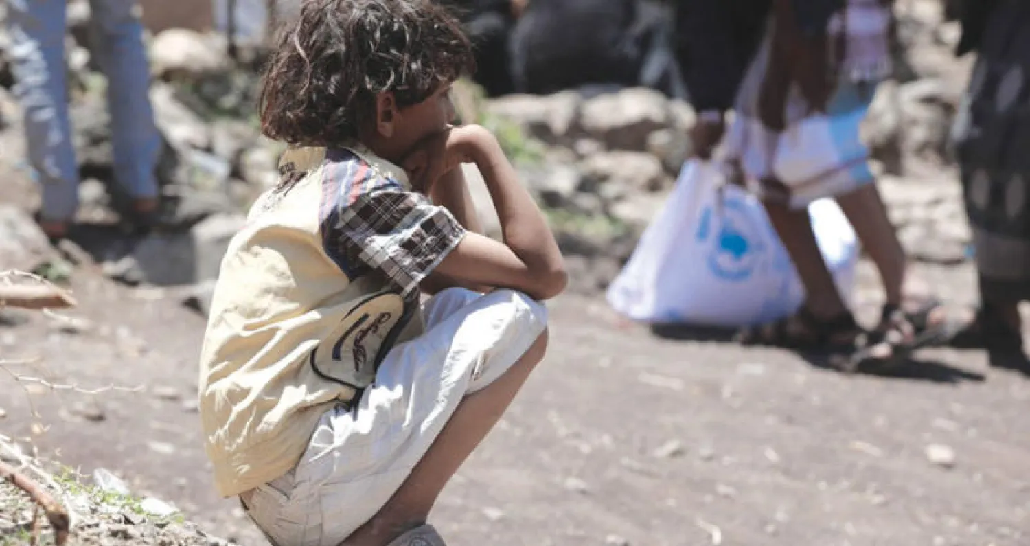 طفل يمني ينتظر وصول مساعدات (حساب برنامج الغذاء العالمي على «تويتر»)
