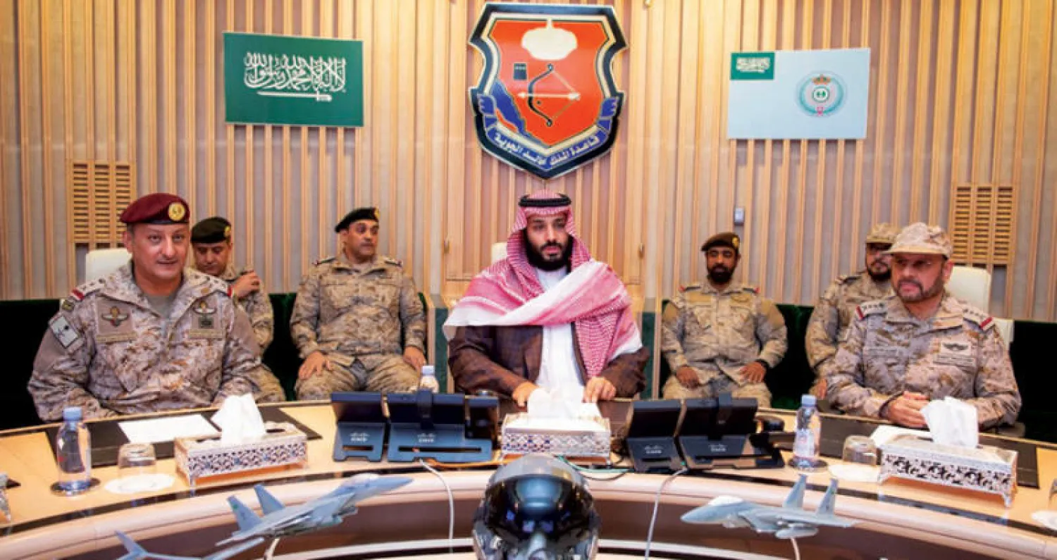 ولي العهد السعودي متوسطاً رئيس هيئة الأركان وقائد القوات المشتركة (واس)
