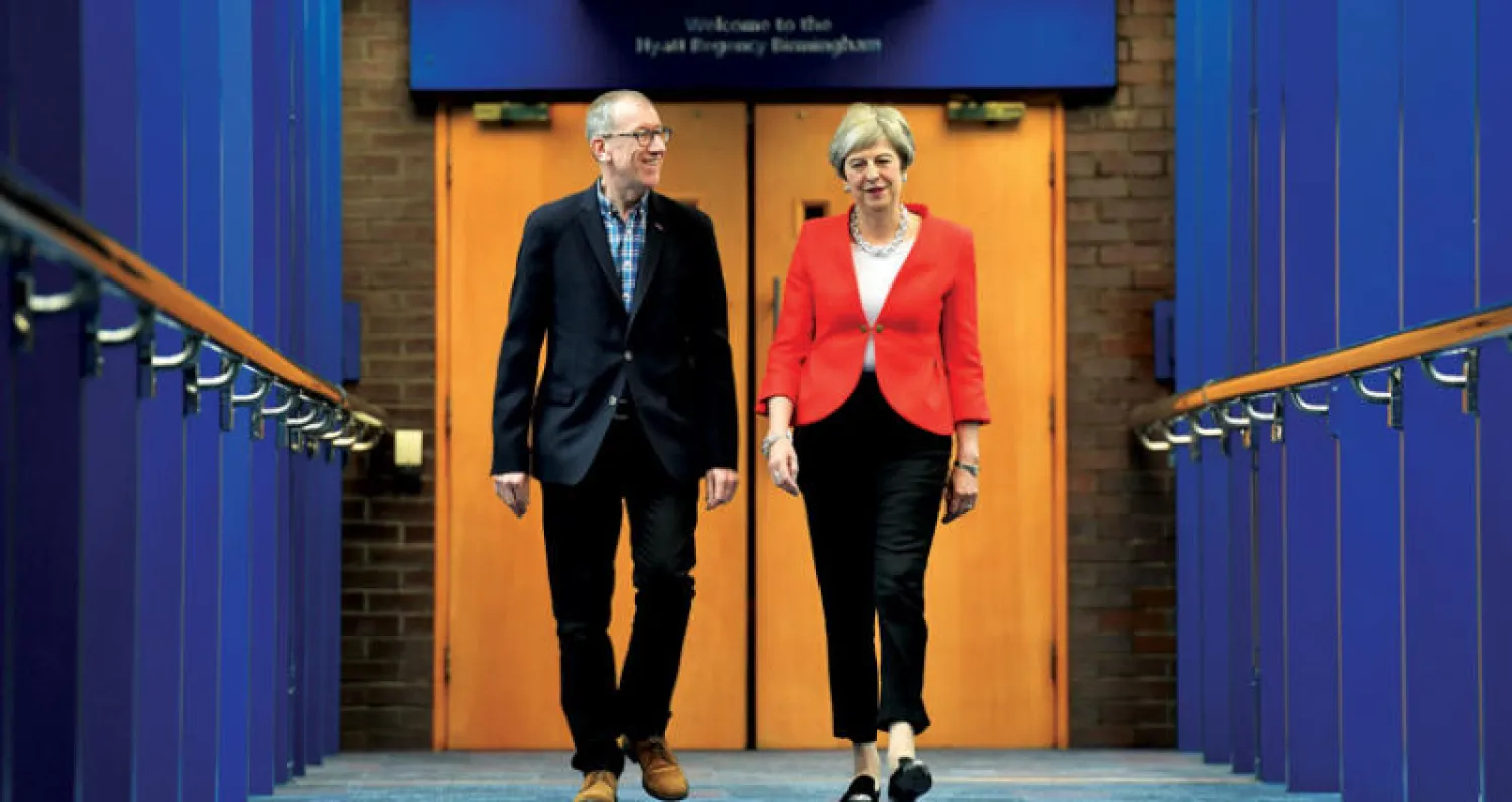 تيريزا ماي وزوجها فيليب يصلان إلى مقر مؤتمر حزب المحافظين في برمنغهام أمس (أ.ف.ب)