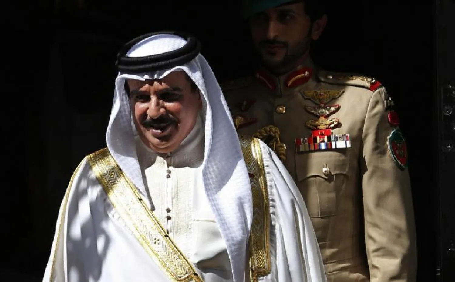 Bahrain's King Hamad bin Isa Al Khalifa departs after his meeting with Britain's Prime Minister David Cameron at Number 10 Downing Street in London August 6, 2013. REUTERS/Suzanne Plunkett
