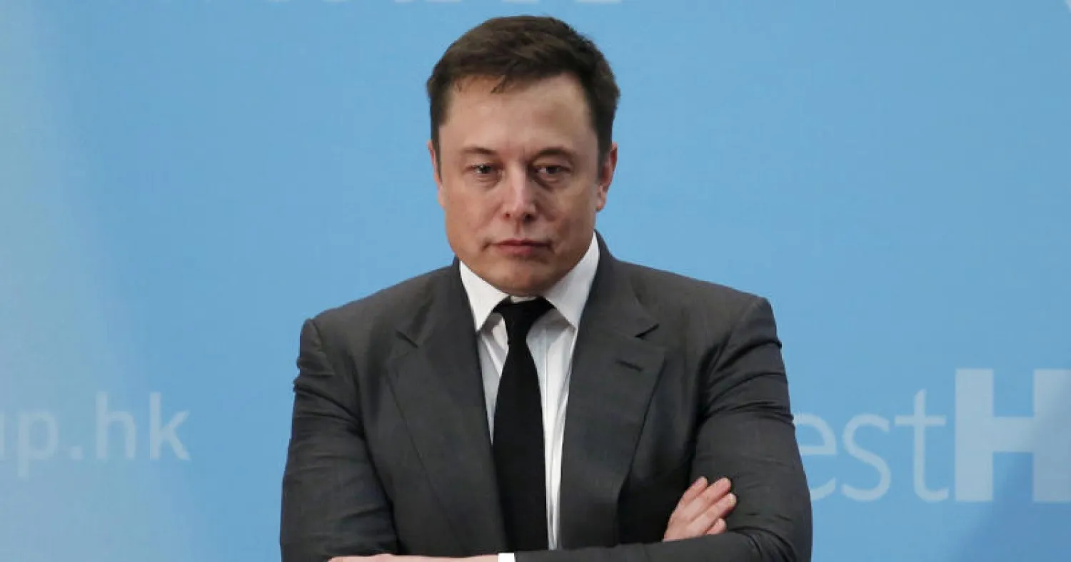 إيلون ماسك يقف على منصة أحد المنتديات حول الشركات الناشئة في هونغ كونغ - أرشيف (رويترز)