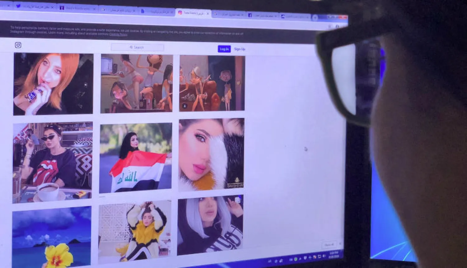 فتاة في بغداد تطالع الصفحة الشخصية لتارة فارس عارضة الأزياء العراقية التي عثر عليها مقتولة في بغداد مؤخراً (أ.ف.ب)