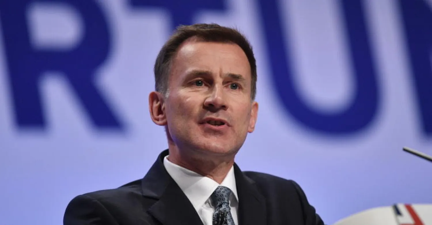 وزير الخارجية البريطاني جيريمي هانت خلال إلقائه خطابه بمؤتمر في برمنغهام (إ.ب.أ)