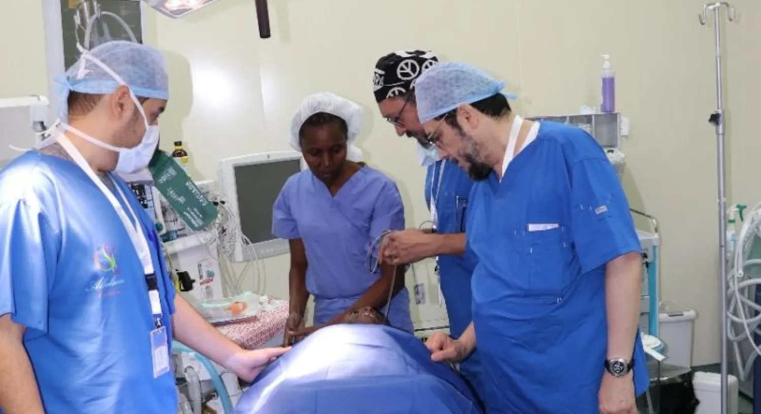 فريق «بلسم» أثناء إجراء عملية لمريض («الشرق الأوسط»)