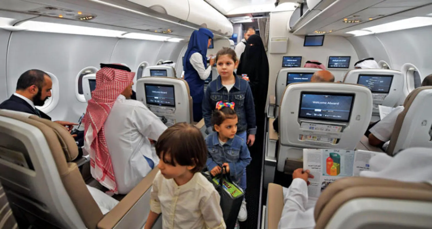 مسافرون على متن أول رحلة للخطوط الجوية السعودية من جدة إلى أربيل أمس (أ.ف.ب)