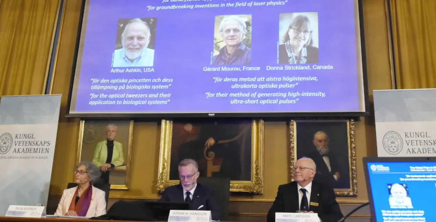 أعضاء لجنة جائزة نوبل أثناء الإعلان عن الفائزين (أ.ف.ب)