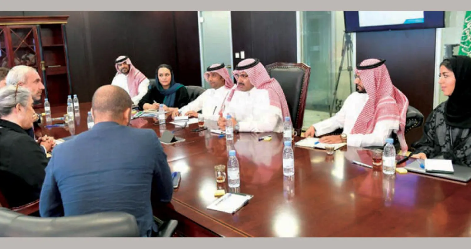 السفير آل جابر خلال لقائه مع ممثلي «أطباء بلا حدود» في الرياض أمس («الشرق الأوسط»)