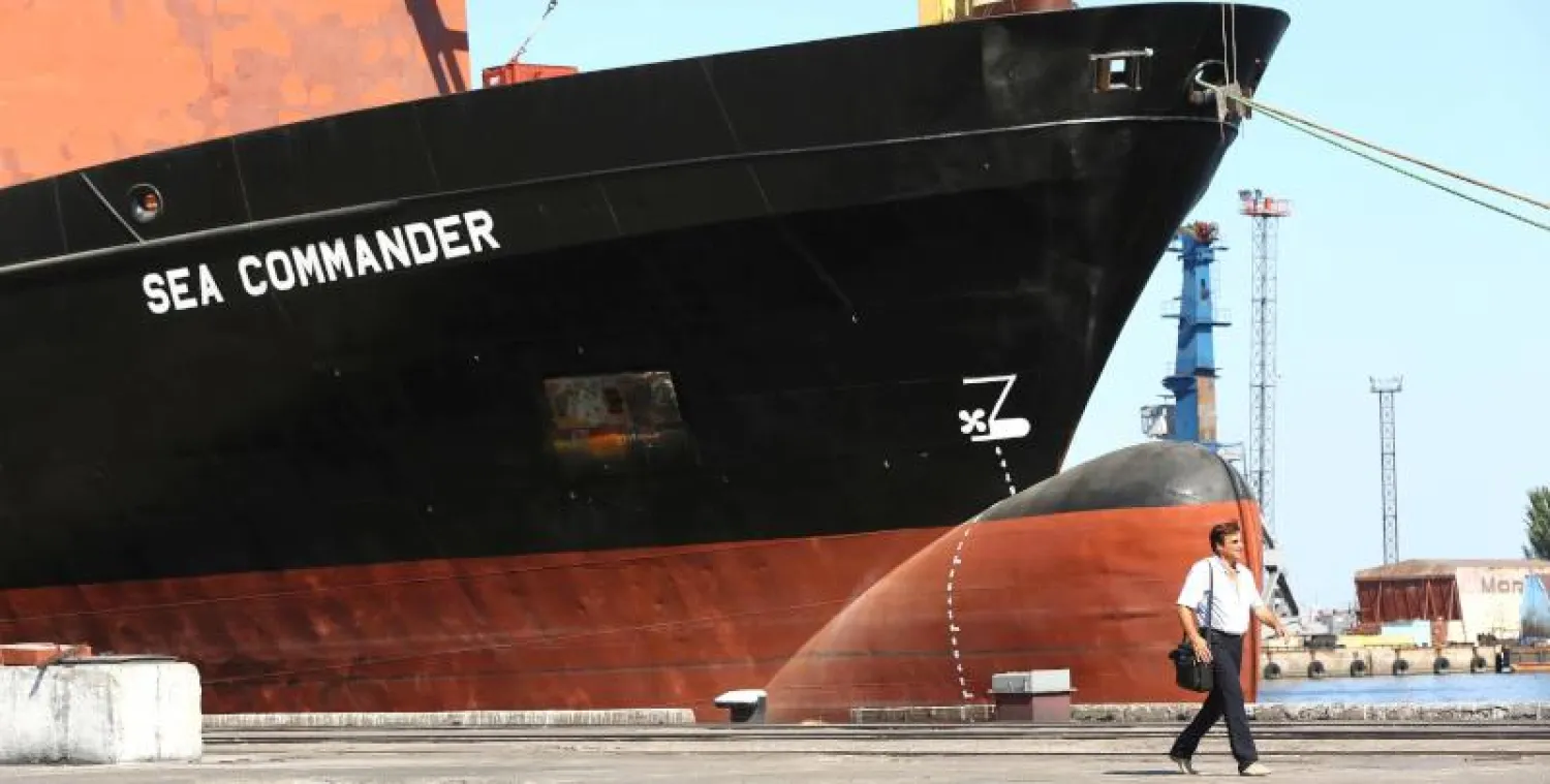 رجل يمشي في ميناء تجاري على بحر آزوف بين روسيا وأوكرانيا (أرشيفية - أ.ف.ب)