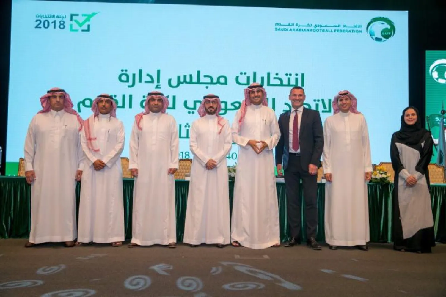 قصي الفواز بين أعضاء الاتحاد السعودي لكرة القدم («الشرق الأوسط»)