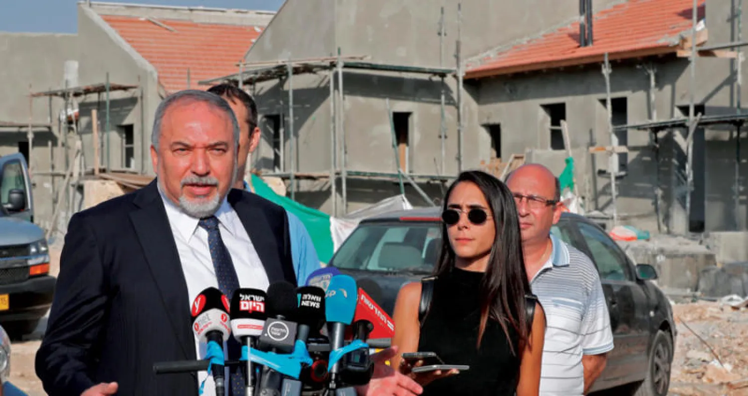 وزير الدفاع الإسرائيلي خلال زيارته وحدات قيد البناء في مستوطنة {كرني شمرون} بالضفة الغربية (أ.ف.ب)