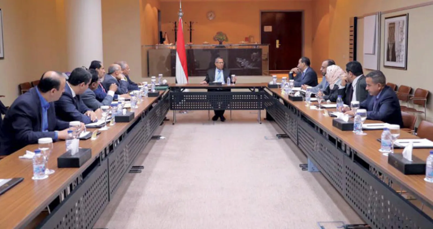 بن دغر لدى ترؤسه اجتماعا لمجلس الوزراء اليمني في الرياض أمس (سبأ)
