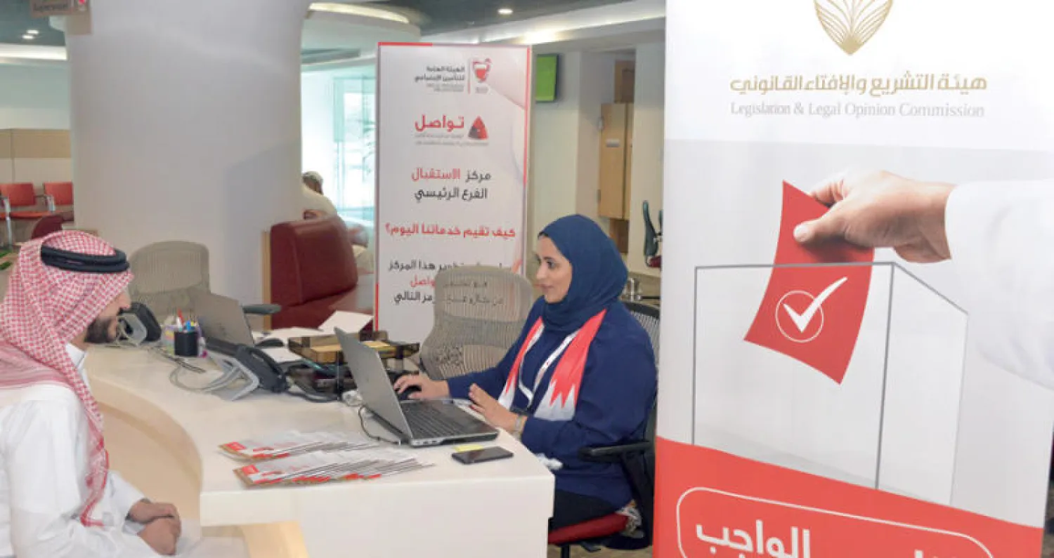 جانب من الاستعدادات للانتخابات في البحرين والتحقق من القيد في جدول الناخبين (وكالة الانباء البحرينية)