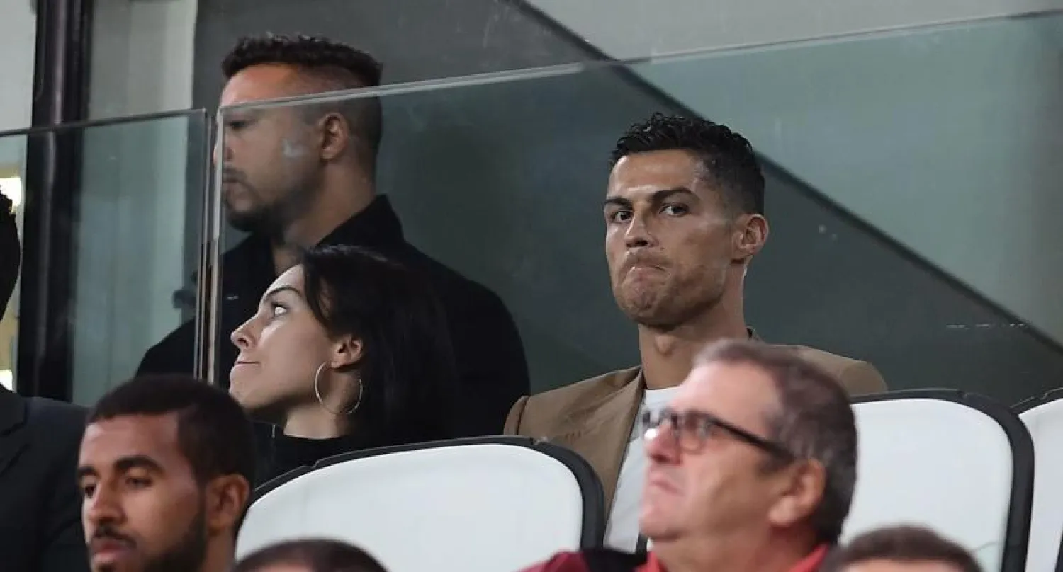 رونالدو في المدرجات خلال مواجهة يوفنتوس الإيطالي ويانغ بويز السويسري في دوري أبطال أوروبا (إ.ب.أ)