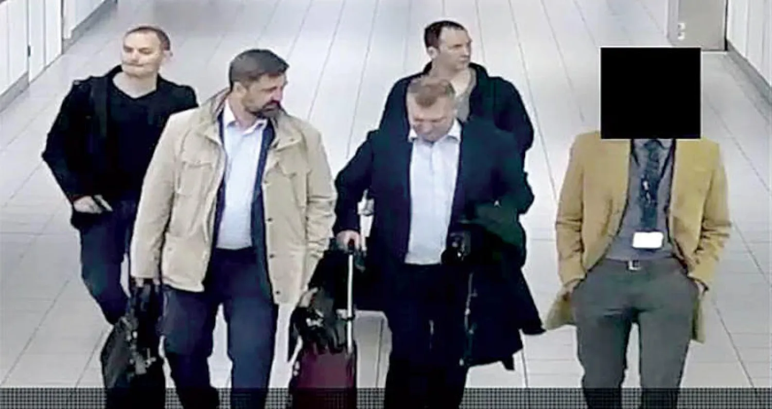 صورة لعملاء روس لدى وصولهم إلى مطار أمستردام في 10 أبريل الماضي (أ.ف.ب)