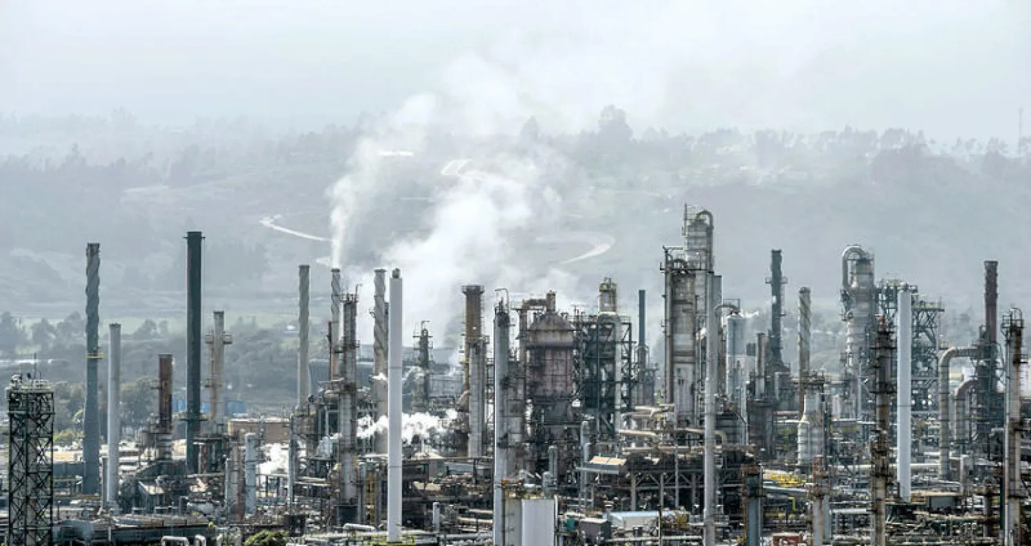 زادت أسعار النفط إلى أكثر من 85 دولاراً للبرميل تزامناً مع مخاوف بشأن التجارة العالمية (أ.ف.ب)