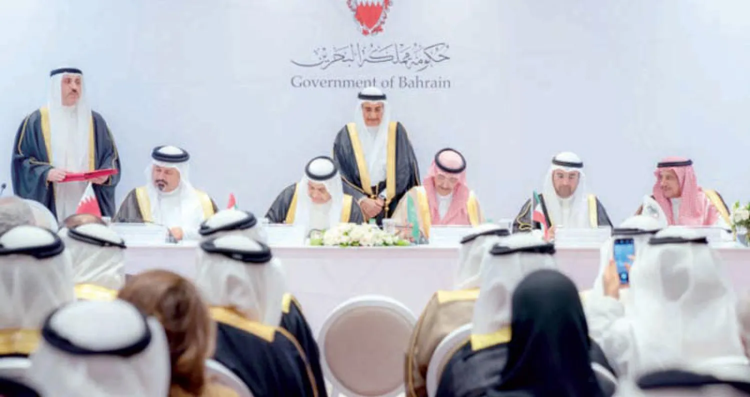 وزراء مالية السعودية والامارات والكويت والبحرين خلال توقيع الاتفاقية في المنامة ({الشرق الأوسط})