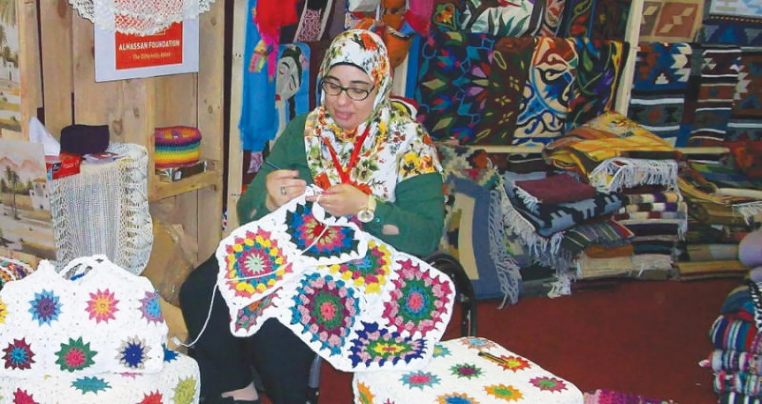 مصرية تتحدى الإعاقة وتبدع بفن الكروشيه