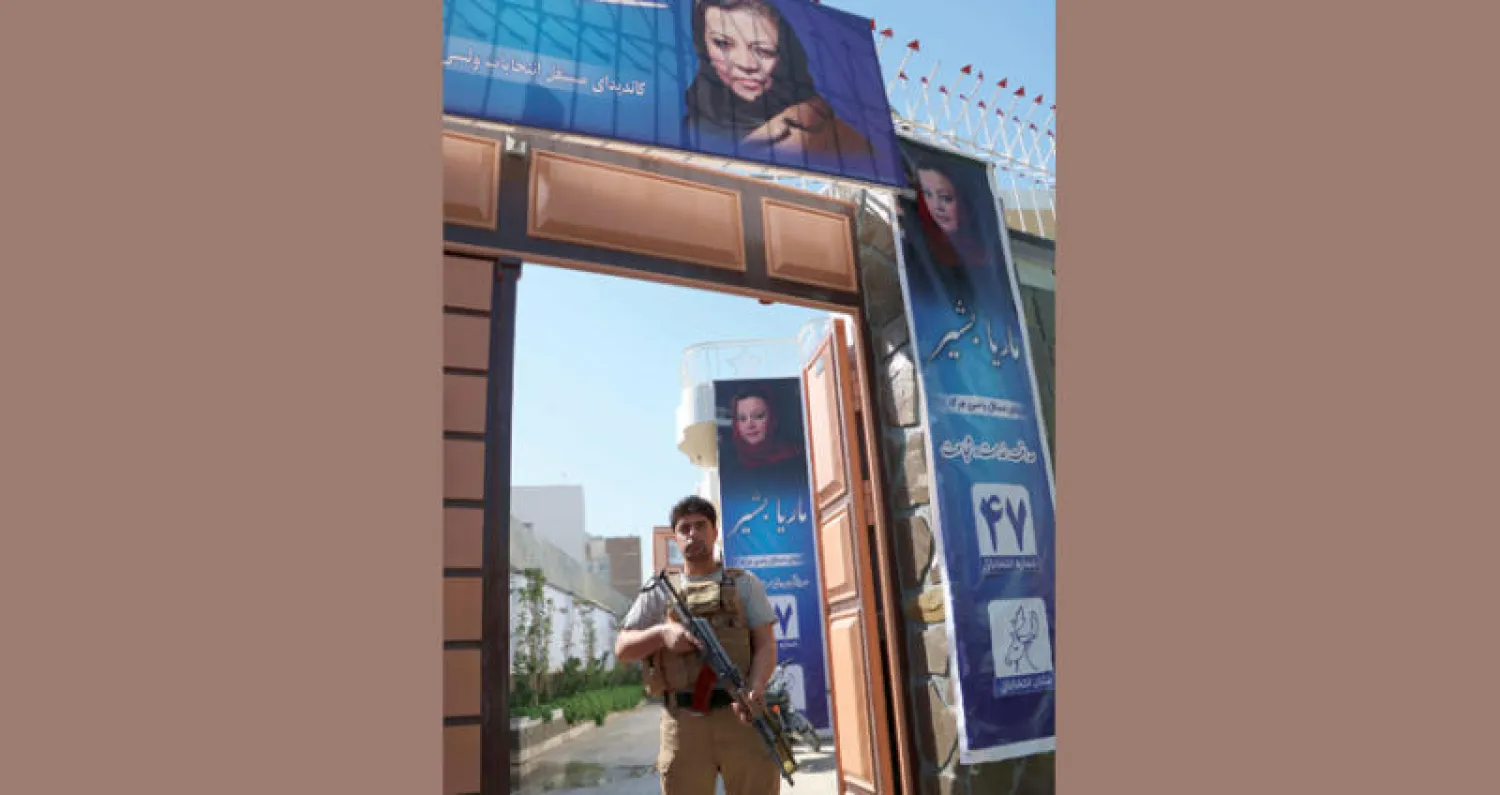 حارس أمني خارج مقر المرشحة الانتخابية الأفغانية ماريا بشير في العاصمة كابلوسط تصاعد أعمال العنف قبل الانتخابات المقررة في 20 من الشهر الجاري (إ.ب.أ)