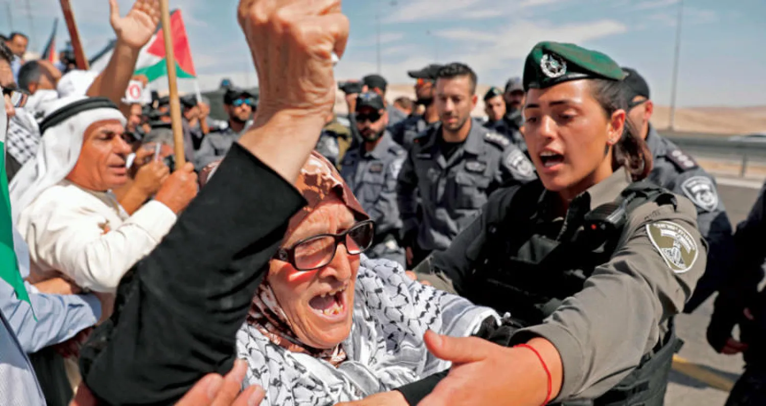 جانب من الاحتجاجات التي نظمها الفلسطينيون أمس قرب قرية الخان الأحمر التي صدر قرار إسرائيلي بهدمها (أ.ف.ب)