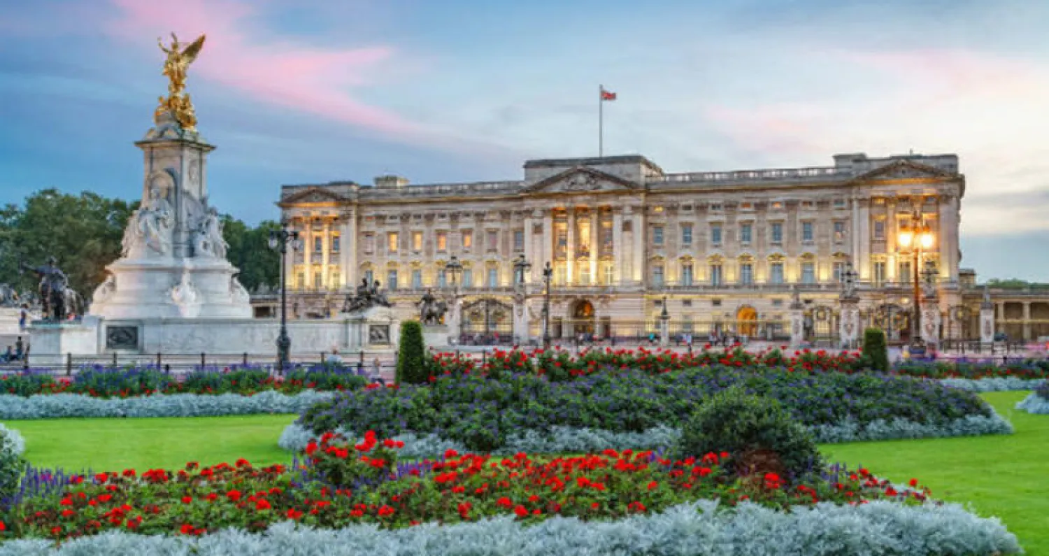 الملكة إليزابيث تخلي غرفها في قصر باكنغهام