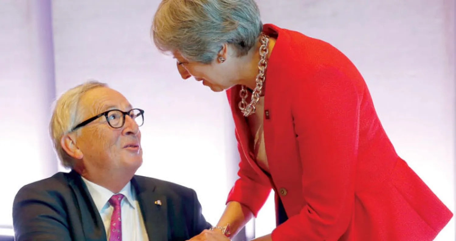 يونكر مع ماي خلال قمة سالزبورغ (رويترز)