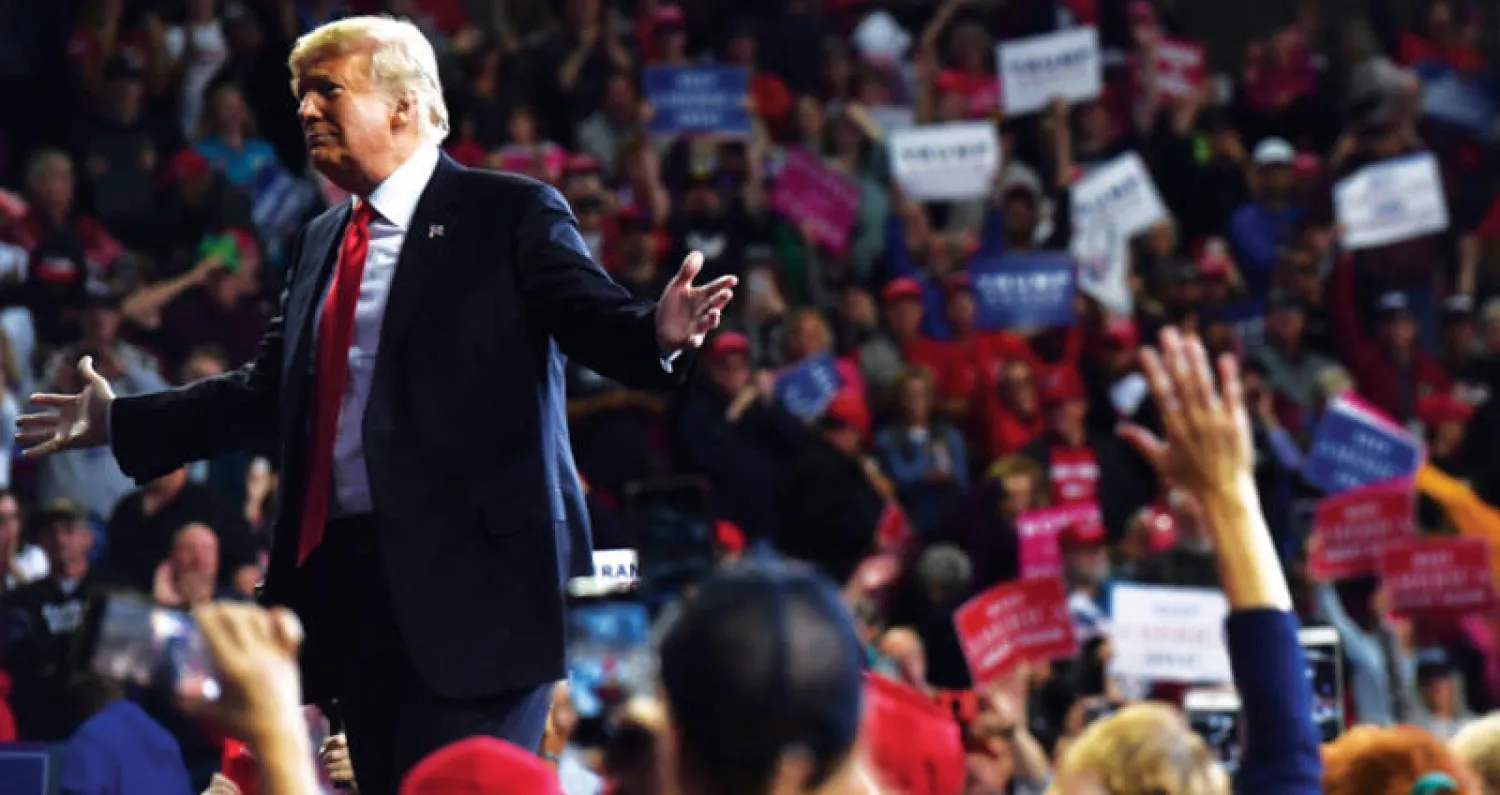 الرئيس الأميركي خلال تجمع انتخابي في كنساس مساء أول من أمس (أ.ف.ب)