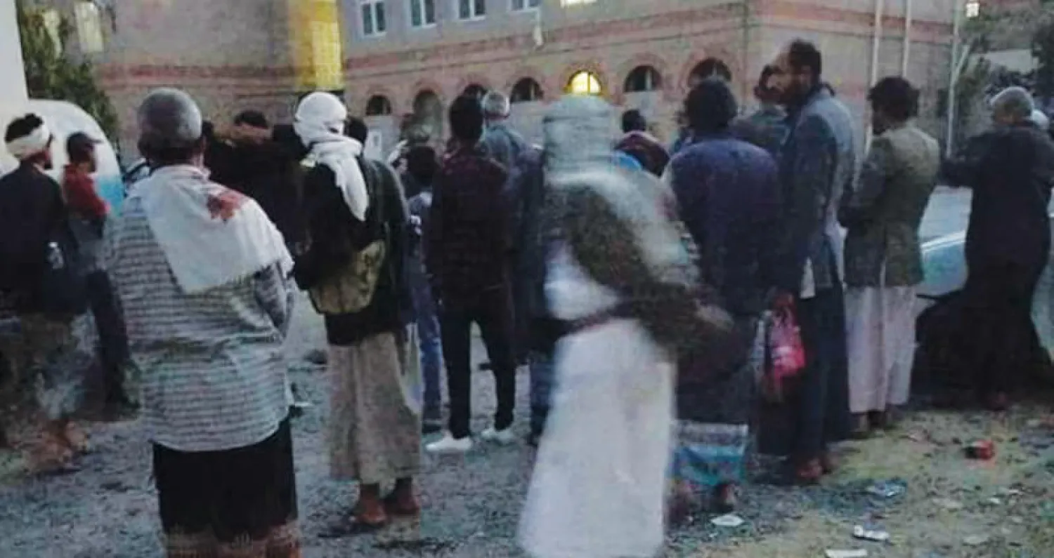 ناشطون في وسائل التواصل الاجتماعي تداولوا صورة ليمنيين ينتظرون خروج نساء اعتقلتهن قوات الحوثيين في صنعاء أول من أمس