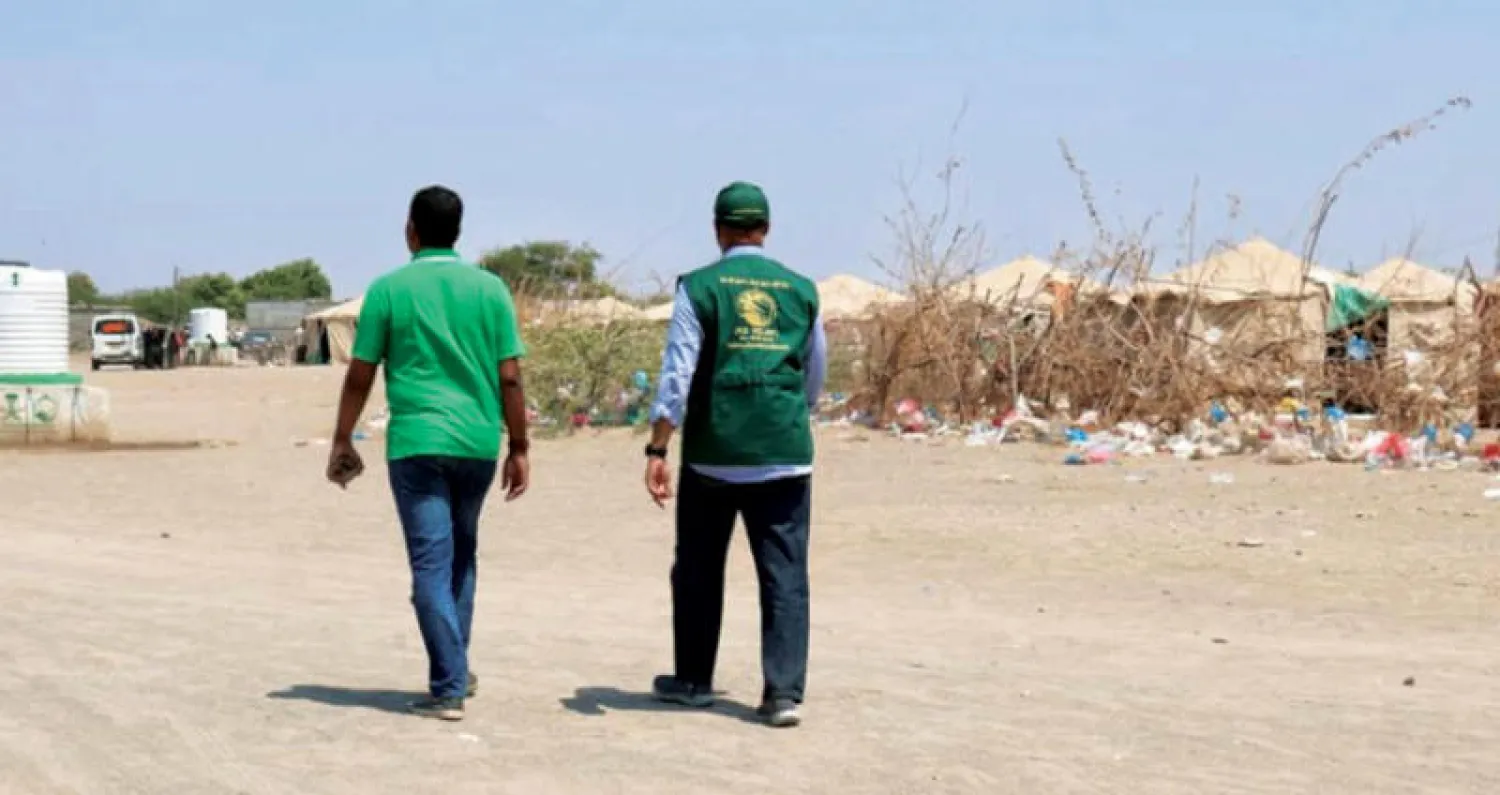 فريق من مركز الملك سلمان للإغاثة والأعمال الإنسانية يتفقد مخيم بني جابر في مديرية الخوخة التابعة لمحافظة الحديدة أمس (واس)