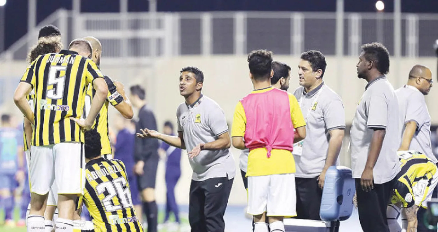 باصريح يوجه لاعبي الاتحاد في مباراة الفتح الماضية (تصوير: عيسى الدبيسي)