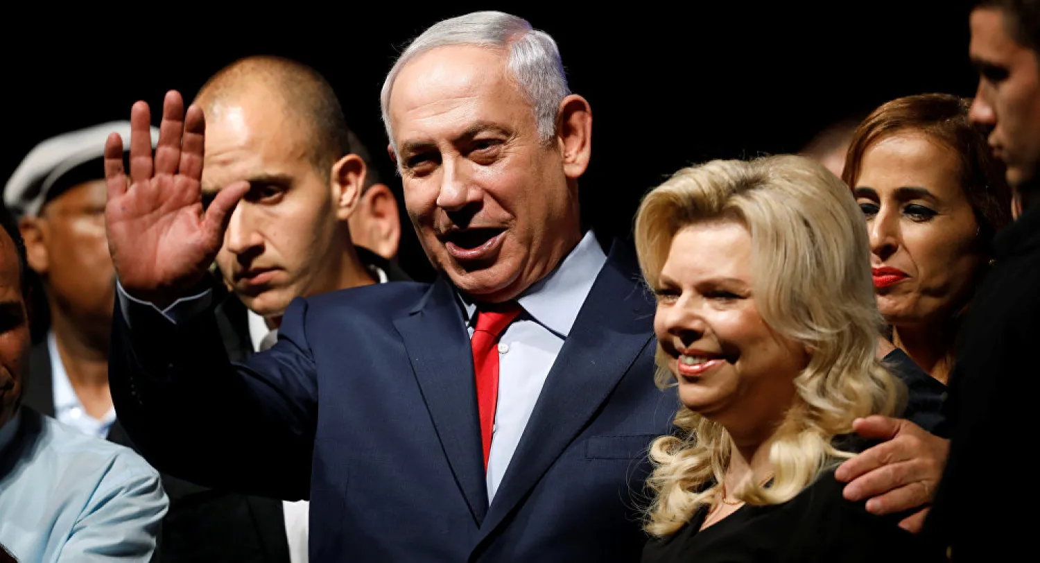 Israeli Prime minister Benjamin Netanyahu (C) and his wife Sara react to his supporters during an event in Tel Aviv in 2017. (Reuters)